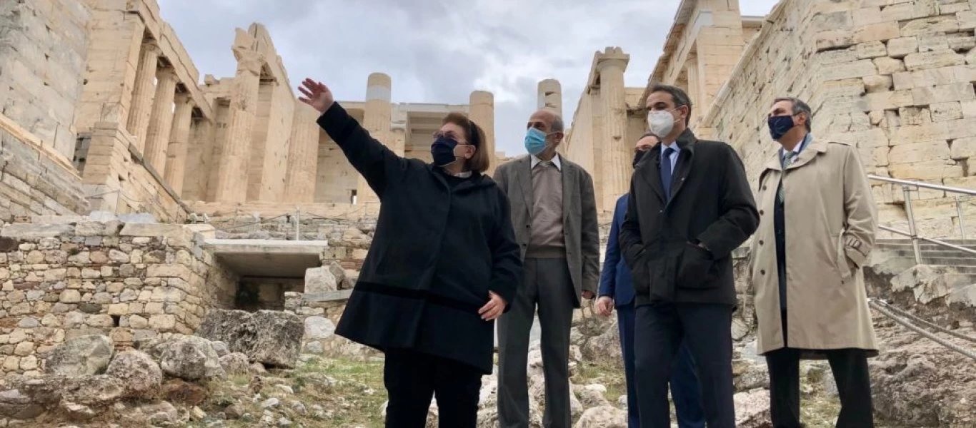 Νέα... πρωτοτυπία: Η Λ.Μενδώνη ετοιμάζει επιγραφή στην Ακρόπολη με το όνομα της